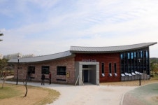 유성구 유림공원 숲속에 안긴 명품 문학마을도서관