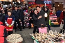 이재명 성남시장 직원 108명과 현대시장서 장 봐