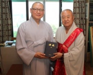 태고종 백련사 설산스님, 동방불교대학 도서 기증