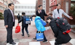 김병우 충청북도교육감, 새 학기 등굣길 학생 맞이해
