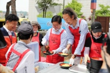 양승조 지사, 사랑의 짜장면 나눔 행사 참여 온정 나눠