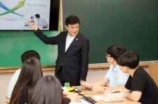 김병우 충북도교육감, 학교로 찾아가 일일교사 나서