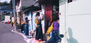 꽃길 물길 빛길로 단장한 하동읍 부용동 골목