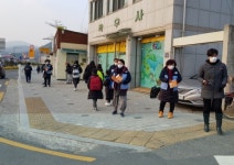 자유총연맹하동읍분회, 초등학생에 방역 마스크 배부