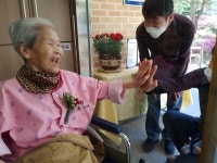 증평노인전문요양원 가정의 달, 비접촉 면회 실시