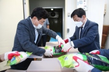 충북교육청, 학생 가정 농산물 꾸러미 공급업체 방문