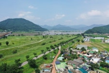 [카메라 뉴스] 김해시 독산마을 기차를 테마로 벽화 그려