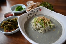 여름철 별미. 옥천 전원가든 부추 서리태 맷돌 콩국수