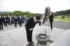 박상돈 천안시장, 일본군 위안부 피해자 묘역 참배