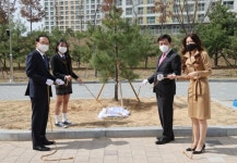 김병우 충북교육감, 식목일 기념 서전중 정이품송 자목 식수 행사 참석