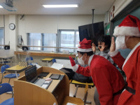 청주중 교실에 나타난 산타. 선생님들의 깜짝 변신