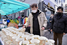 이용섭 광주시장, 현대산업개발 아파트 신축공사 사고 현장 자원봉사자 격려