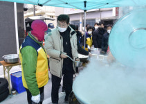 이용섭 광주시장, 현대산업개발 아파트 신축공사 사고 현장 자원봉사자 격려
