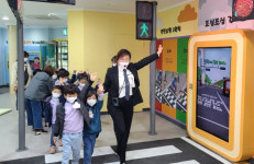 하동유치원, 유아들의 안전 위해 함께 내딛는 발걸음
