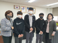 서현중 2학년 학생들, 치매 노인에게 도움의 손길 내밀어