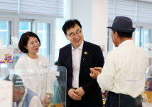 하승철 하동군수, 첫 대외업무 노인·장애인 격려