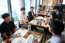 김태흠 충남도지사 엠지세대 직원과 소통 행보