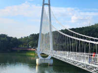 [포토 기사] 논산시 탑정호 출렁다리에 서서