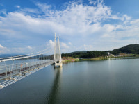 [포토 기사] 논산시 탑정호 출렁다리에 서서