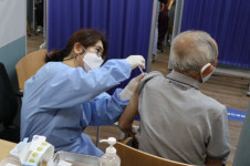 영동군, 각 읍면 보건지소에서 코로나19 동절기 추가접종