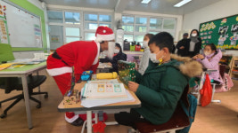 담양 무정면 지역사회보장협의체, 어린이들에게 깜짝 산타 선물 전달