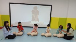 오창초등학교병설유치원, 더미를 활용한 심폐소생술을 배워요