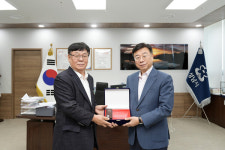 신상진 시장, 경기도법인택시운송사업조합으로부터 감사패 받아