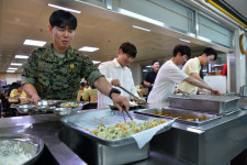속초시청 구내식당 주먹밥과 옥수수가 점심으로 제공