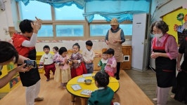 [영상 / 포토] 옥천 군립 개나리어린이집, 할머니와 함께 송편 만들기