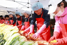 김영환 도지사「사랑의 김장나눔 행사」동참