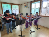 수정초, 학교 인근 경로당 찾아 문화공연 선보여