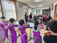 수정초, 학교 인근 경로당 찾아 문화공연 선보여