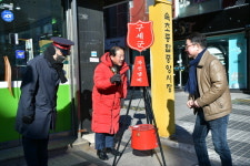 [포토]속초 로데오거리 서독약국 앞에서 구세군 핸드벨 울리다!