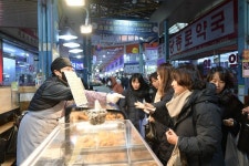 [포토] 전통시장에 따스함 전하러 모인 논산시 공직자들