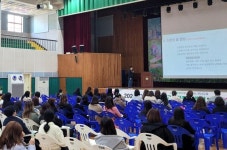 맨발쌤 김도남 국제맨발걷기협회장, 울산 온남초등학교서 맨발걷기 특강 화제
