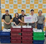 횡성한우정육점 석희일, 석인수 부자, 중장년 취약 가구 돕기 위해 200만 원 상당 후원품 전달해….