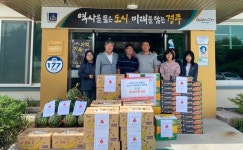 ㈜유현 박정근 대표·중앙시장 청과중매인 최기상 대표, 월성동 경로당에 여름나기 후원물품 전달