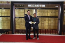 증도면 박형기·최연아 부부, 장학기금 2,000만 원 기탁
