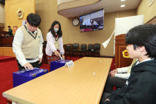 오성중 1일 학생의원들 교복착용 의무화 조례안 심의