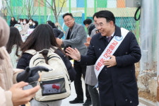 이응우 계룡시장, 대실초등학교 등교 학생 격려 나서