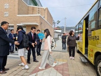 윤건영 충북교육감 청산초등학교 방문, 따뜻한 손길로 학생들 맞이