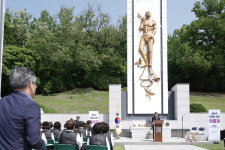 신상진 성남시장, 현충탑 이전 앞두고 성남시 현충탑 위령제 참석