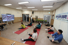 정인화 시장, 스마트경로당 실버로빅 프로그램 1일 수강생으로 참여