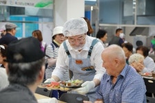 옥천군노인복지관, 지역 어르신 900여명에게초복맞이 보양식 삼계탕제공