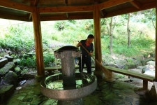 계룡시 향적산 청송약수터, 어르신들 손길로 더욱 깨끗해져