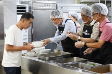 김영환 지사, 경로당 위문 및 행복나눔 배식 봉사활동