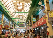 증평군, 장뜰시장에 쿨링포그 가동… 폭염 속 전통시장 활력