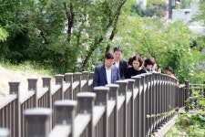신상진 성남시장, 다목적구장-혜은학교 연결데크 설치공사 준공 현장 방문