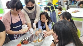 동이초등학교, 전통 발효문화 배우며 고추장 만들기 체험 실시