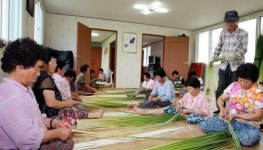 [포토] 왕골공예품 명맥 잇는 함평 외세마을 주민
